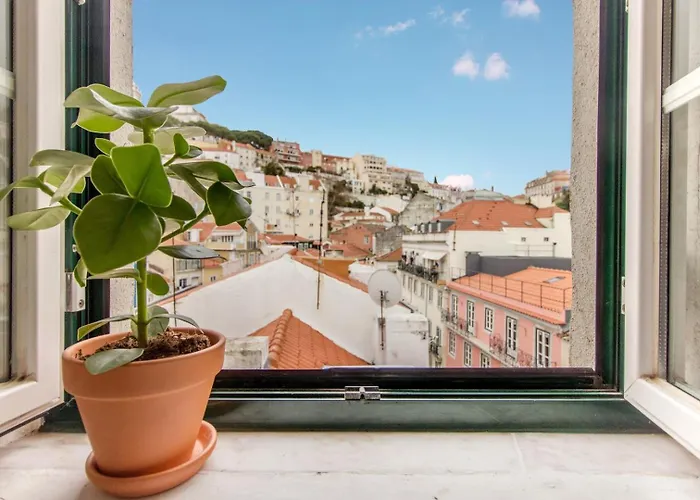 Casa Mouraria Castle Views