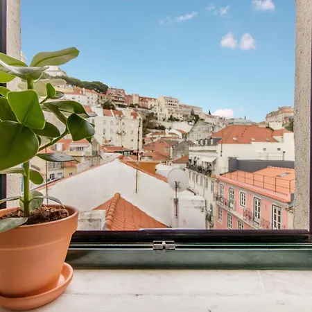 Casa Mouraria Castle Views